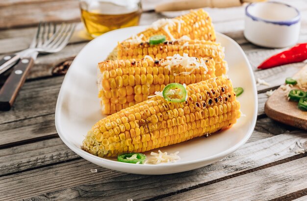 Grillowane kolby kukurydzy na ostro z różnymi składnikami