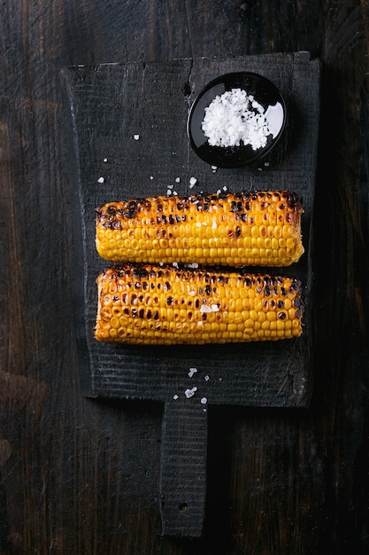 Zdjęcie grillowane kolby kukurydzy z solą morską