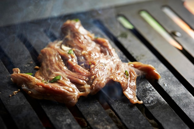 Zdjęcie grillowane mięso na grillu