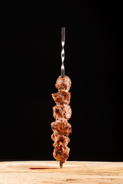 Zdjęcie grillowane mięso szaszłykowe na szaszłykach