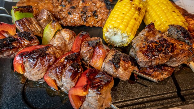 Zdjęcie grillowane mięso z warzywami pyszny kurczak wołowina wieprzowina stek i kukurydza