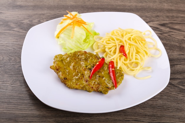 Grillowane mięso z zielonym curry