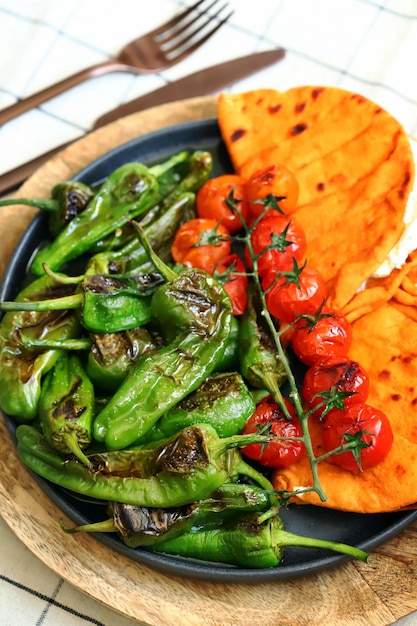 Grillowane papryczki jalapeno, pomidory czereśniowe i pita z twarogiem na talerzu Zdrowa żywność w stylu arabskim