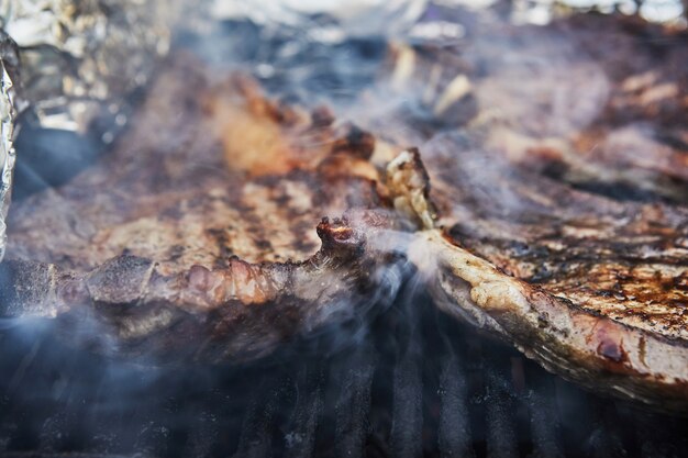 Grillowane Steki Wołowe Z Dymem Grillowym. Przyjęcie Grillowe.