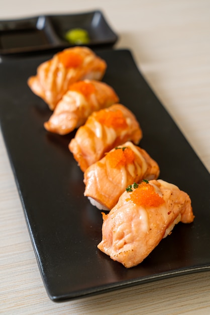 grillowane sushi z łososiem na czarnej płycie