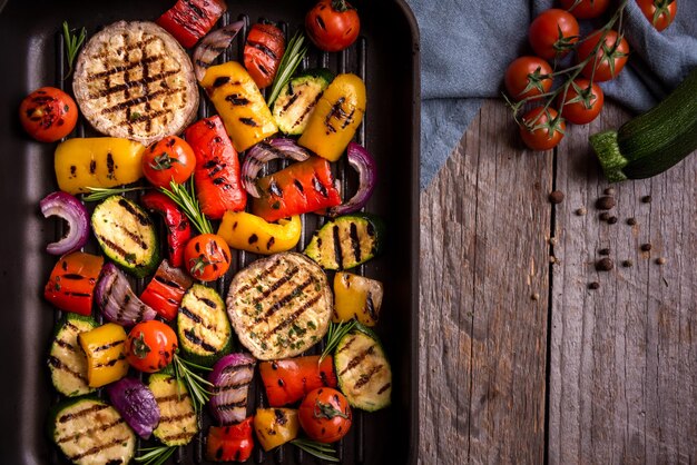 Zdjęcie grillowane warzywa mieszane gotowane papryki cukinia pomidory i cebula zdrowe jedzenie wegetariańskie