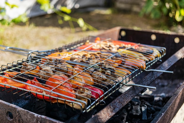 Grillowane warzywa na grillu. Bakłażany, papryki, grzyby piecze się na węglu drzewnym. Niewyraźne tło.