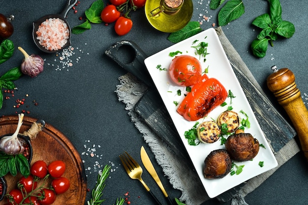 Grillowane warzywa na talerzu Grillowane grzyby papryka pomidory Potrawy mięsne
