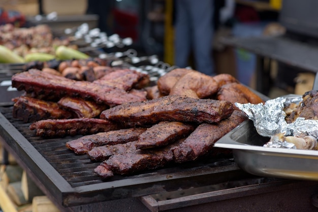 Grillowane żeberka wieprzowe z sosem barbecue na grillu Festiwalowe jedzenie uliczne