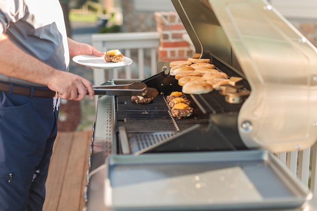 Grillowanie Klasycznych Burgerów Na Grillu Gazowym Na świeżym Powietrzu Latem.