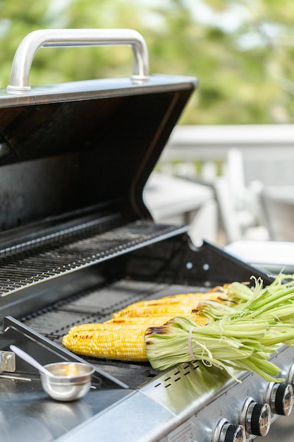 Grillowanie meksykańskiej ulicy kukurydzy na grillu gazowym na świeżym powietrzu.