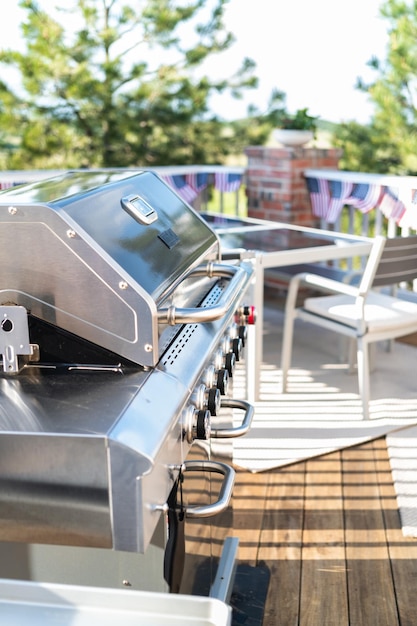 Grillowanie na świeżym powietrzu na gazowym grillu na przydomowym patio.