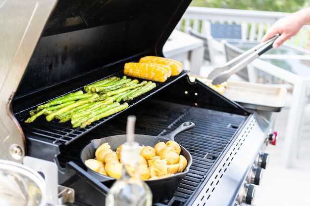 Grillowanie organicznych świeżych warzyw na zewnętrznym grillu gazowym w lecie.