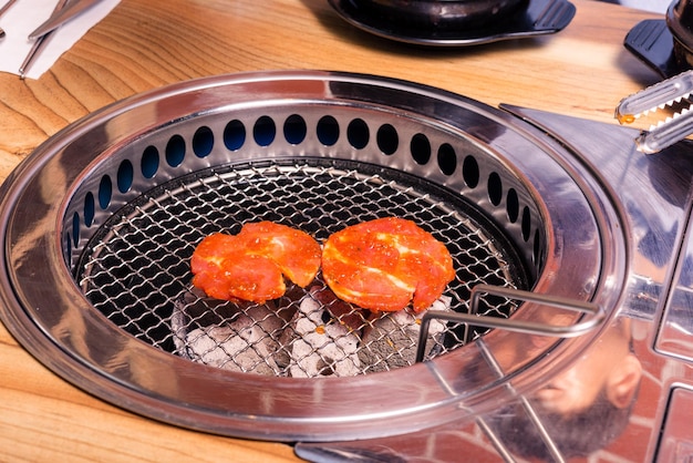 Grillowanie wieprzowiny w tradycyjnym koreańskim stylu na piecu serwowane w restauracji