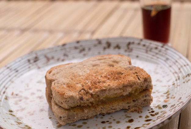 Grillowany chleb maślany z mrożoną czarną kawą