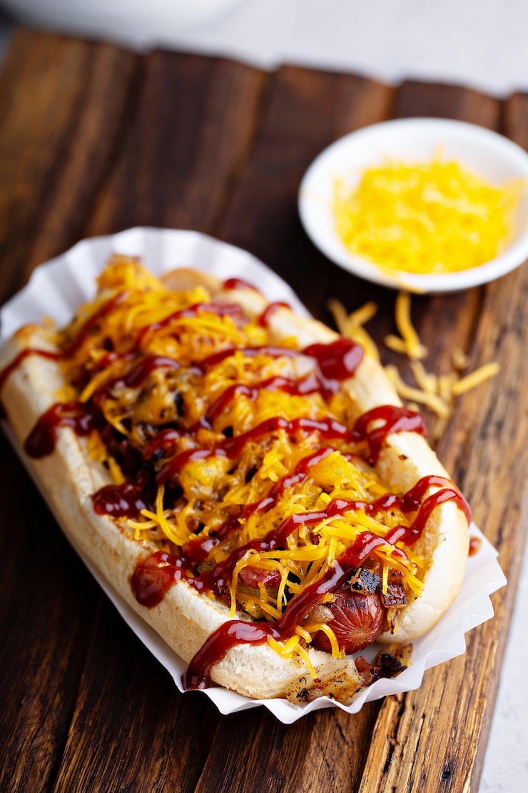 Zdjęcie grillowany hot dog z bekonem i serem.