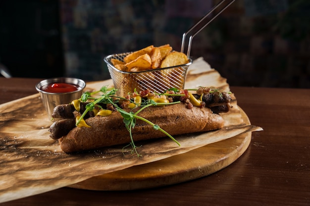 Grillowany hot dog z grilla i piwo z żółtą musztardą i ketchupem