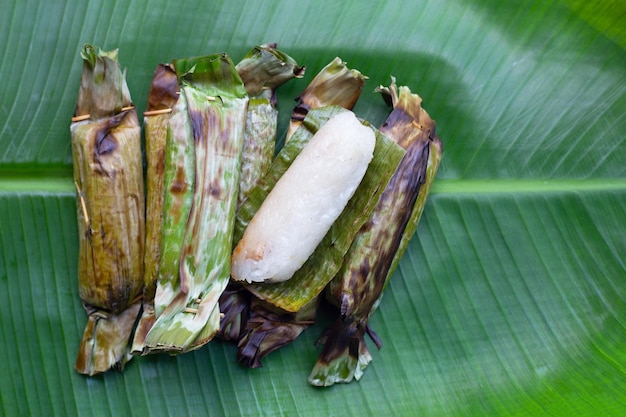 Grillowany kleisty ryż w liściach bananowca z nadzieniem bananowym