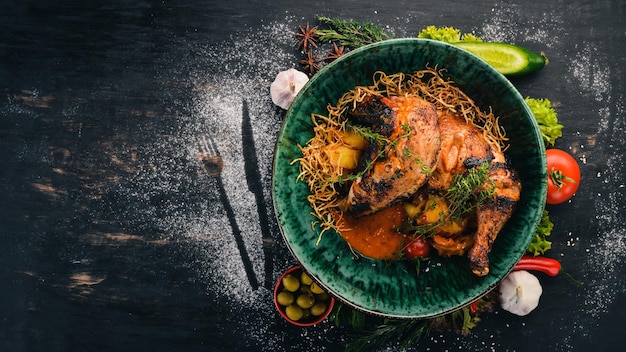 Grillowany kurczak gotowany w hosterze Mięso Widok z góry Na czarnym drewnianym tle Skopiuj miejsce