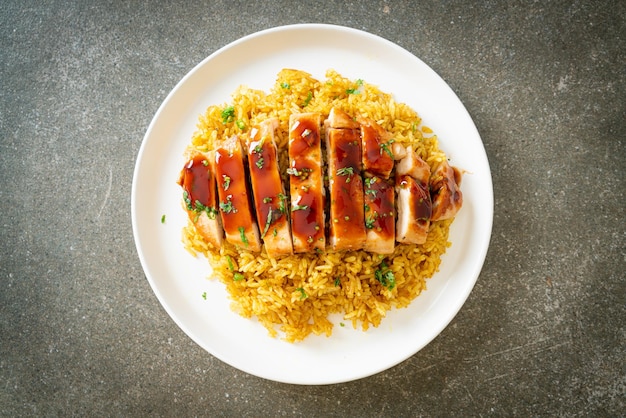 Zdjęcie grillowany kurczak słodko-chili z ryżem curry na talerzu