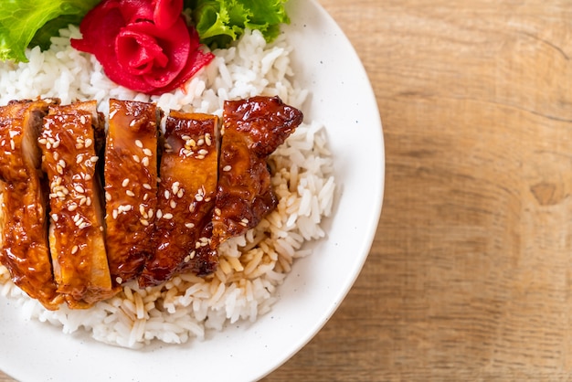 Zdjęcie grillowany kurczak z sosem teriyaki na zalanym ryżu