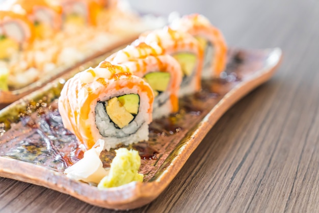 grillowany łosoś sushi roll