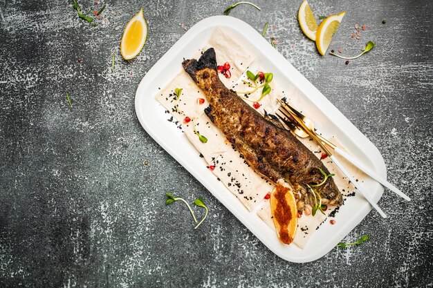 Grillowany pstrąg Danie rybne Smażony filet rybny z warzywami Obiad dietetyczny ketogeniczny lub paleo Trend zdrowej żywności Widok z góry