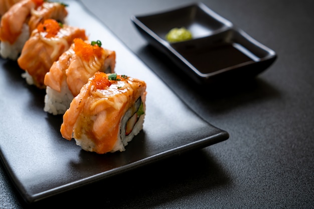 grillowany roll sushi z łososiem