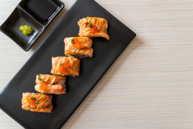 grillowany roll sushi z łososiem