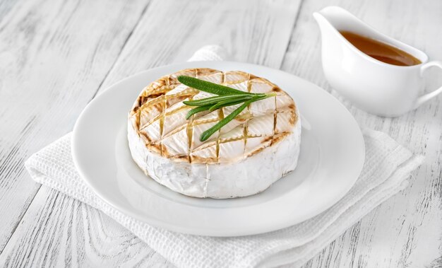 Grillowany Ser Camembert Na Talerzu Do Serwowania