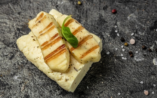 Grillowany ser halloumi cypryjski piskliwy ser menu restauracji dieta książka kucharska przepis widok z góry