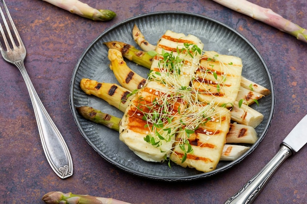 Grillowany ser halloumi i białe szparagi