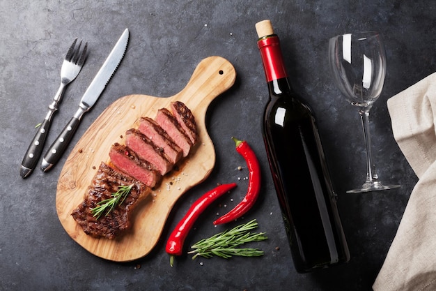Grillowany stek i wino