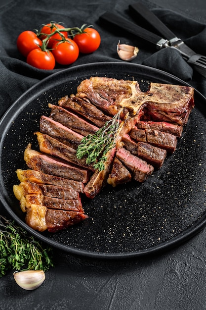 Grillowany Stek Porterhouse Na Desce Do Krojenia. Gotowane Mięso Wołowe. Białe Tło Drewniane. Widok Z Góry.