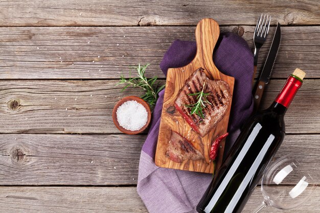 Grillowany stek wołowy i wino