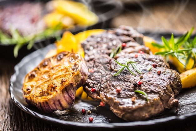 Grillowany stek wołowy Rib Eye z czosnkiem z ziemniakami amerykańskimi, solą rozmarynową i przyprawami.