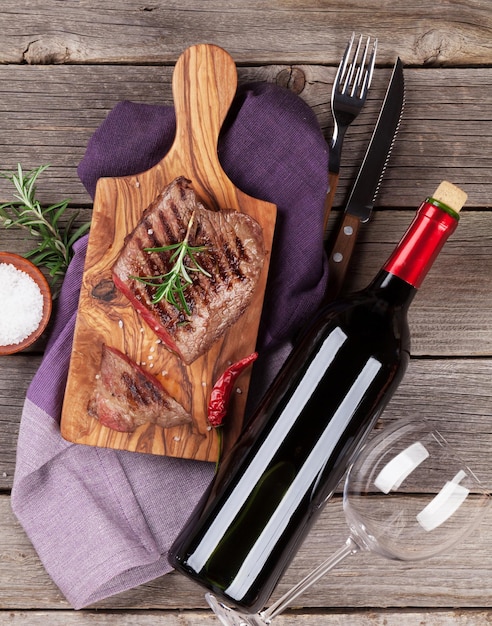 Grillowany stek wołowy z solą rozmarynowo-pieprzową i winem
