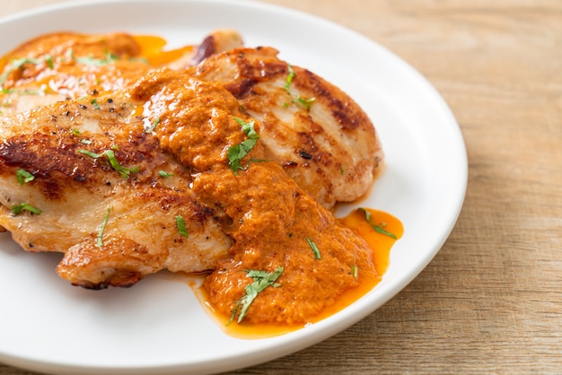 grillowany stek z kurczaka z czerwonym sosem curry - styl muzułmański