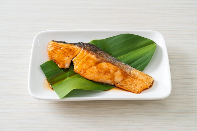 Grillowany stek z łososia z sosem sojowym na talerzu - po japońsku