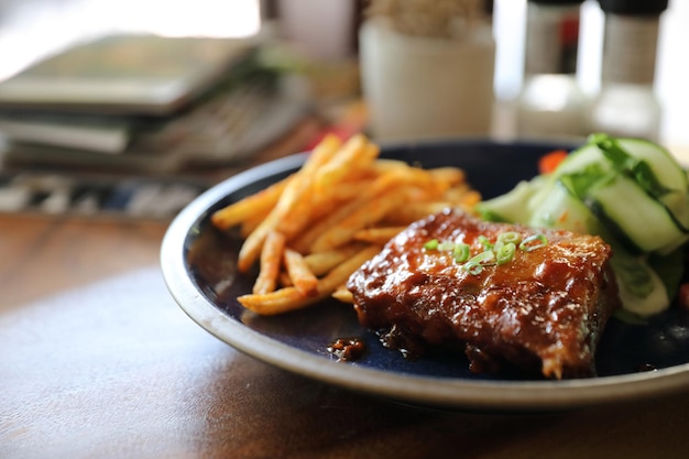 Grillowany Stek Z żeberek Wieprzowych Ze świeżymi Warzywami Na Starym Rustykalnym Drewnianym W Restauracji