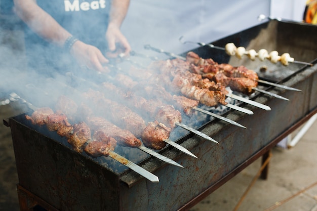 Grillowany szaszłyk na metalowym szpikulcu, grill