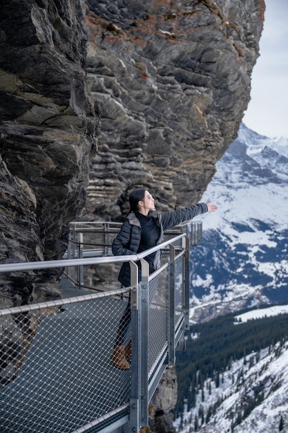 Grindelwald pierwsza Szwajcaria xAWoman na platformie widokowej First Cliff Walk na pierwszej górze w Grindelwald z alpejskimi widokami