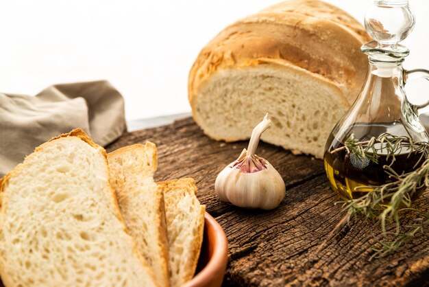 Grisines y pan de campo con aceite de oliva ajo y mayonesa saborizada