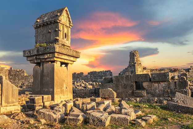 Grobowce starożytnego licyjskiego miasta Ksantos w Turcji
