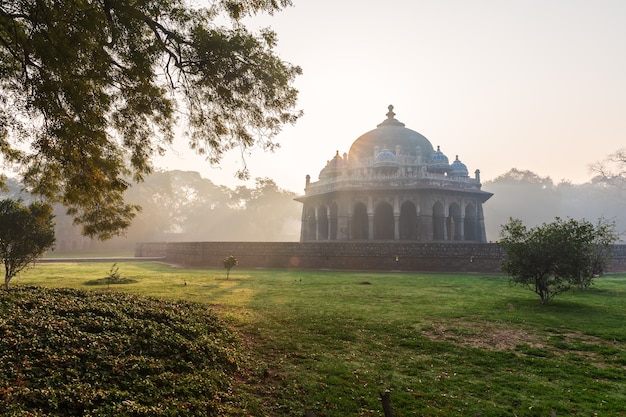 Grobowiec Isa Chana, tajemniczy poranek w Indiach, Delhi.