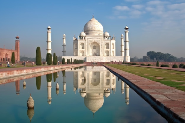 Grobowiec Taj Mahal z odbiciem w wodzie w Agra Uttar Pradesh w Indiach