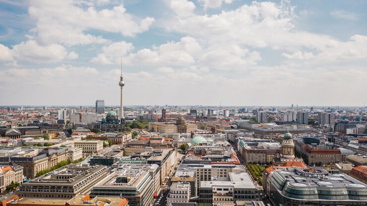 Gród Berlina w słoneczny dzień. Widok z lotu ptaka