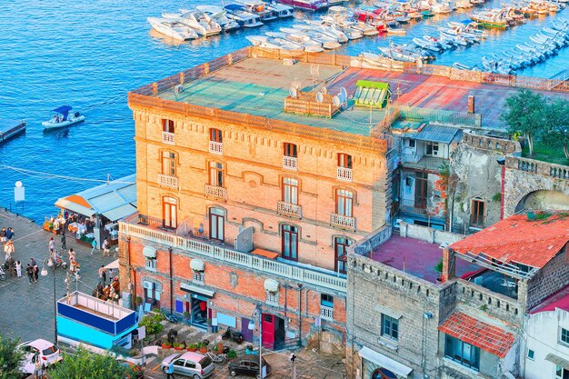 Gród Marina Grande z domami i portem, Sorrento, Morze Tyrreńskie, wybrzeże Amalfi, Włochy