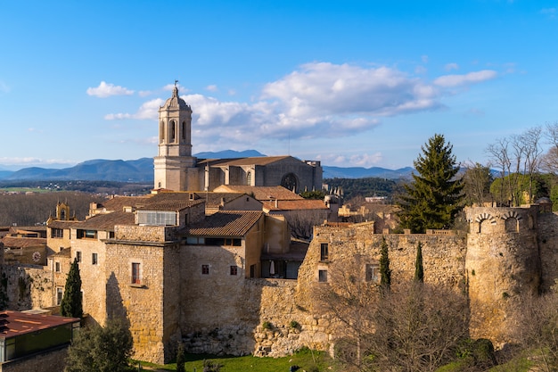 Gród miasta Gerona w Katalonii w Hiszpanii i dzwonnica katedry Santa Maria