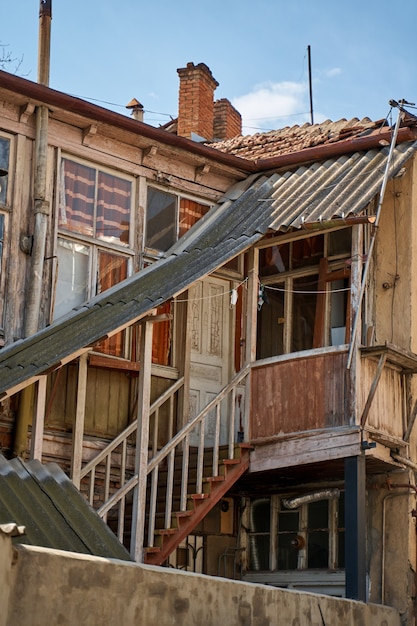 Gród starego miasta Tbilisi. Balkon starego budynku. Dusza i atmosfera Gruzji.